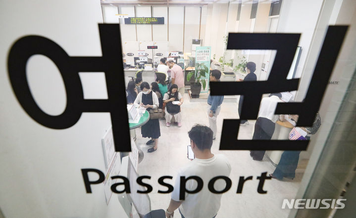 [서울=뉴시스] 황준선 기자 = 4일 오후 서울 종로구청 여권 민원실이 민원인으로 붐비고 있다. 국회 양경숙 의원실이 한국조폐공사와 한국은행으로부터 받은 자료에 따르면 올해 1월부터 7월까지 조폐공사의 여권 발급량은 367만 권으로 작년 같은 기간 발급된 103만 권의 3.5배로 급증했다. 2023.09.04. hwang@newsis.com