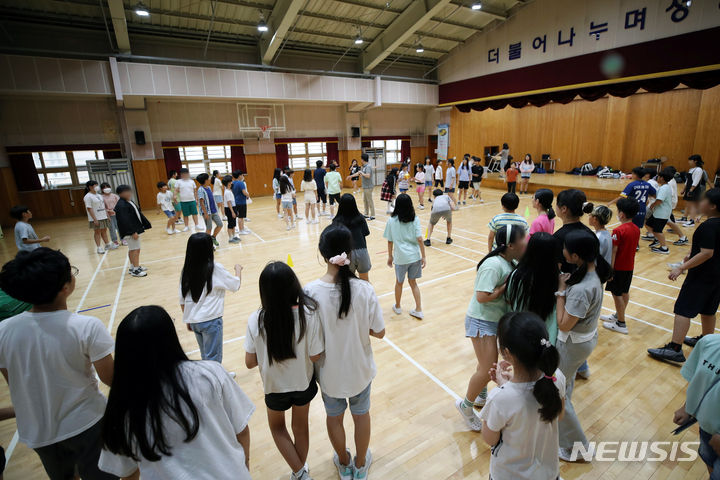 [시흥=뉴시스] 조성우 기자 = 서이초 사망 교사 49재를 맞아 교사들을 중심으로 공교육 멈춤의 날이 진행된 4일 오후 경기도 시흥시 한 초등학교 강당에서 5학년 4개반 학생들이 6교시 학년 통합 체육수업을 받고 있다. 2023.09.04. xconfind@newsis.com