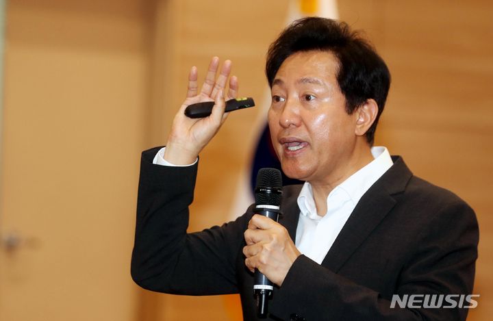 [서울=뉴시스] 조성봉 기자= 4일 오후 서울 여의도 국회 의원회관 대회실에서 열린 2023년 국민의힘 당협사무국장 연수에서 오세훈 서울시장이 ‘국민은 무엇을 원하는가?’를 주제로 특강을 하고 있다. 2023.09.04 suncho21@newsis.com