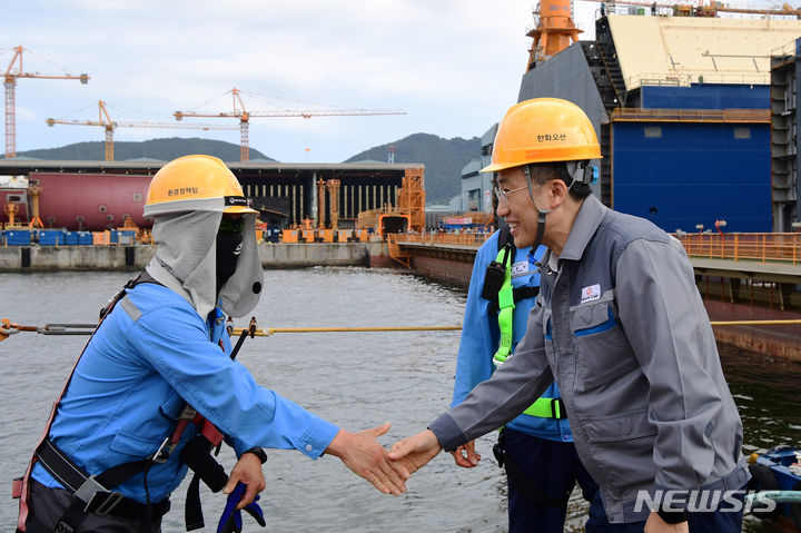 [거제=뉴시스] 차용현 기자 = 4일 오후 경남 거제시 한화오션을 방문한 추경호 부총리가 선박건조 시설을 둘러보며 관계자와 악수를 나누고 있다. 2023.09.04.con@newsis.com