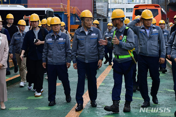 [거제=뉴시스] 차용현 기자 = 4일 오후 경남 거제시 한화오션을 방문한 추경호 부총리가 권혁웅 대표이사의 안내를 받으며 선박 건조 시설 등을 돌아보고 있다. 2023.09.04.con@newsis.com