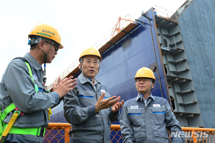 [거제=뉴시스] 차용현 기자 = 4일 오후 경남 거제시 한화오션을 방문한 추경호 부총리가 권혁웅 대표이사의 안내를 받으며 선박 건조 시설 등을 돌아보고 있다. 2023.09.04.con@newsis.com