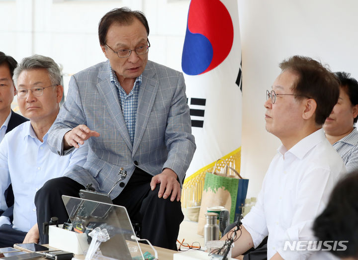 [서울=뉴시스] 이영환 기자 = 이해찬 더불어민주당 전 대표가 4일 오후 서울 여의도 국회 본청 앞 이재명 대표의 단식투쟁천막을 방문해 이 대표와 대화를 하고 있다. 2023.09.04. 20hwan@newsis.com