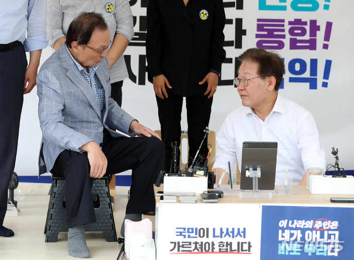 [서울=뉴시스] 이영환 기자 = 이해찬 더불어민주당 전 대표가 4일 오후 서울 여의도 국회 본청 앞 이재명 대표의 단식투쟁천막을 방문해 이 대표와 대화를 하고 있다. 2023.09.04. 20hwan@newsis.com