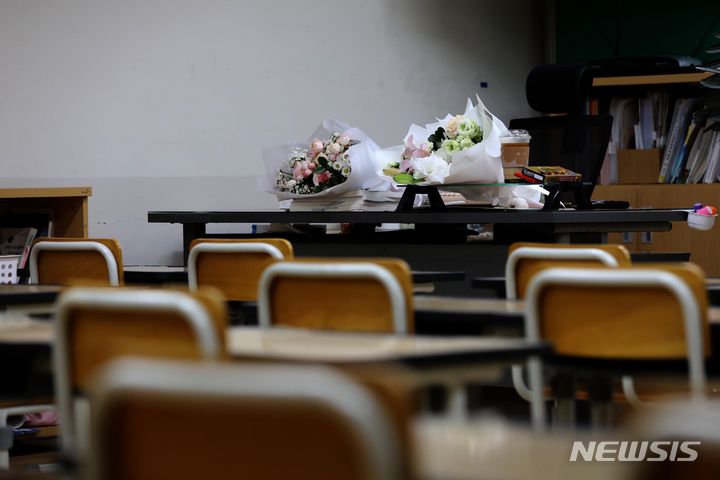 [서울=뉴시스] 김금보 기자 =지난 4일 오후 서울 서초구 서이초등학교에서 서이초 사망 교사 49재 추모제가 열린 가운데 교사가 근무했던 교실에 꽃이 놓여 있다. (공동취재사진) 2023.09.04. photo@newsis.com