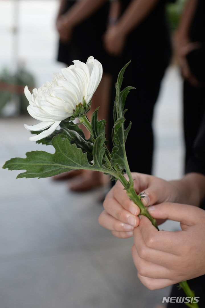 [울산=뉴시스] 배병수 기자 = 서이초 사망교사 49재를 맞은 4일 오후 울산시교육청 광장 분향소에 추모객들의 발길이 이어지고 있다. 2023.09.04. bbs@newsis.com