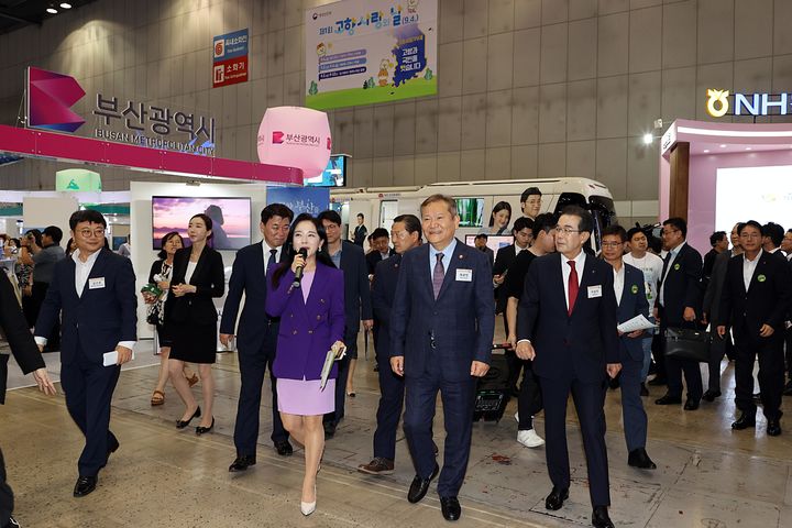 [서울=뉴시스] 이상민 행정안전부 장관이 4일 오후 경기 고양시 일산킨텍스에서 열린 제1회 고향사랑의 날 기념식에 참석해 고향사랑기부제 박람회장을 관람하고 있다. (사진=행정안전부 제공) 2023.09.04. photo@newsis.com *재판매 및 DB 금지