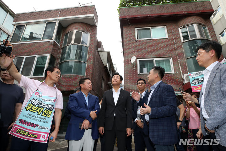 [서울=뉴시스] 조성우 기자 = 오세훈 서울시장이 4일 오후 서울 강서구 화곡동 모아타운 민원 관련 현장점검 차 화곡2구역 현장을 방문해 둘러보고 있는 모습. 2023.09.04. xconfind@newsis.com