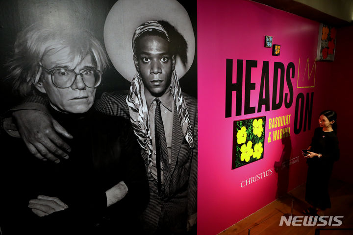 [서울=뉴시스] 박진희 기자 = 크리스티(Christie's)와 현대카드는 장 미셸 바스키아(Jean-Michel Basquiat)와 앤디 워홀(Andy Warhol)의 작품을 한 자리에서 선보이는 ‘헤즈 온: 바스키아 & 워홀(Heads On: Basquiat & Warhol)’ 전시 언론공개회를 4일 서울 용산구 현대카드 스토리지에서 갖고 두 거장의 작품을 선보이고 있다. 2023.09.04. pak7130@newsis.com