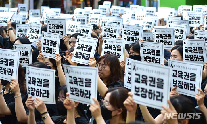 [대구=뉴시스] 지난 4일 오후 대구시교육청 앞 분수광장에서 열린 고 서이초 사망교사 49재 대구 추모집회에서 참석자들이 현장 교사들의 요구를 즉각 반영해 줄 것을 촉구하고 있다. 2023.09.27. lmy@newsis.com