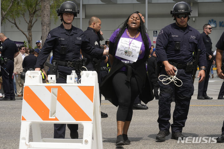 [로스앤젤레스=AP/뉴시스]지난달 4일(현지시간) 노동절을 맞아 의료업계 종사자가 카이저퍼머넌트 로스앤젤레스 메디컬 센터 앞에서 시위를 벌이는 모습. 2023.10.03.
