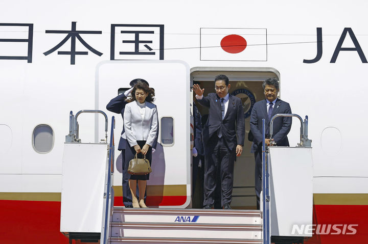[도쿄=AP/뉴시스]기시다 후미오(岸田文雄) 일본 총리는 동아시아국가연합(아세안·ASEAN) 정상회의, 주요20개국(G20) 정상회의에서 후쿠시마 제1 원자력발전소 오염수(일본 정부 명칭 처리수) 해양 방류에 대한 이해를 구할 방침이다. 사진은 5일 기시다 총리(오른쪽)가 유코 여사와 함께 하네다 공항에서 정부 전용기에 탑승하며 인사하고 있는 모습. 2023.09.05.