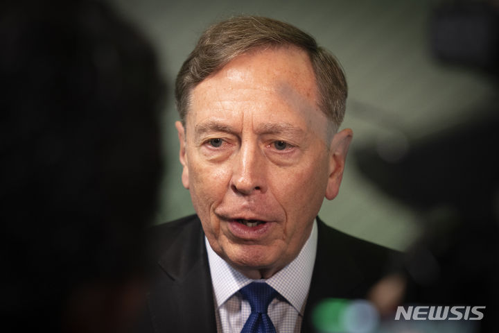 [키이우=AP/뉴시스] 이스라엘 지상전 전개가 임박했다는 관측이 나오는 가운데 데이비드 퍼트레이어스 전 미국 중앙정보국(CIA) 국장이 "모가디슈 전투 때보다 매우 빠르게 상황이 나빠질 것"이라고 경고했다. 사진은 지난달 5일(현지시간) 우크라이나 키이우에서 열린 안보포럼에 참석한 퍼트레이어스 전 CIA 국장.