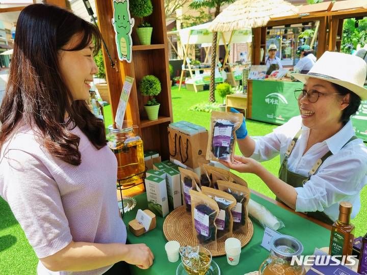  지난 5월 롯데아울렛에 진출했던 용인의 소반 제품.뉴시스DB