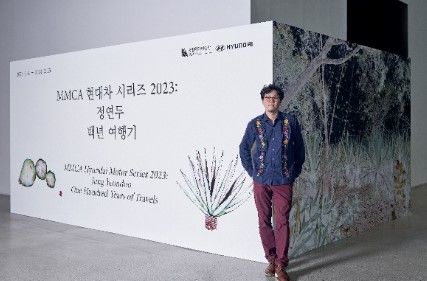 정연두 작가. (사진_소농지_ photograph by sonongji) 정연두(b.1969)는 1998년 이후 평범한 사람들의 이야기와 역사적 사건을 소재로 기억과 재현, 현실과 이미지, 거대 서사와 개별 서사의 역설적 관계에 대해 질문을 던지는 퍼포먼스와 연출 중심의 사진과 영상, 설치 작업으로 국내외 미술계의 조명을 받아왔다. 2014년도 이후 작가는 다큐멘터리적 서사와 그에 내재된 개인의 이야기에 관심을 가지고 있다. *재판매 및 DB 금지