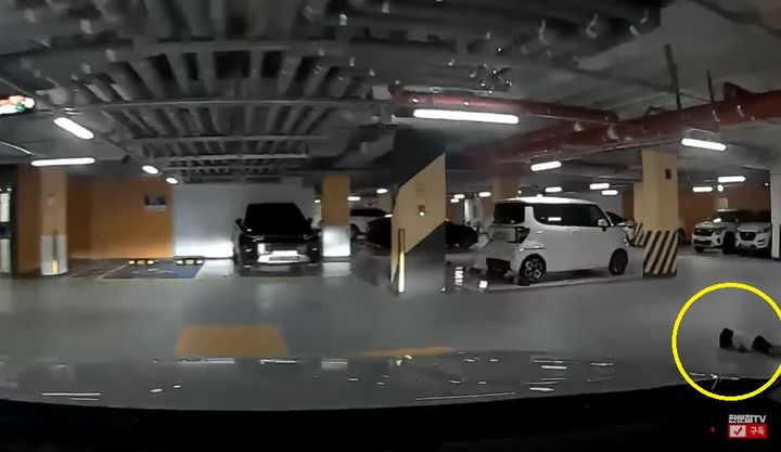 주차장 코너에 아이가 엎드려 있는 모습 (사진=유튜브 '한문철 tv' 캡처) *재판매 및 DB 금지
