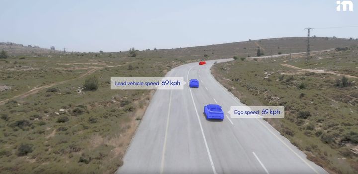 [뮌헨=뉴시스]현재 시중에 적용된 ADAS 시스템의 경우 이미지 상 가장 뒤에 주행하는 차량은 정지된 빨간 차량을 인지하지 못하고 주행한다. 다만 슈퍼비전이 적용된 차량(위에서 네 번째)은 앞 차(위에서 세 번째)가 갑자기 도로에서 이탈해도 빨간 차량을 인지하고 자동으로 속도를 줄인다.(사진=모빌아이 홈페이지 갈무리) 2023.9.5 photo@newsis.com *재판매 및 DB 금지