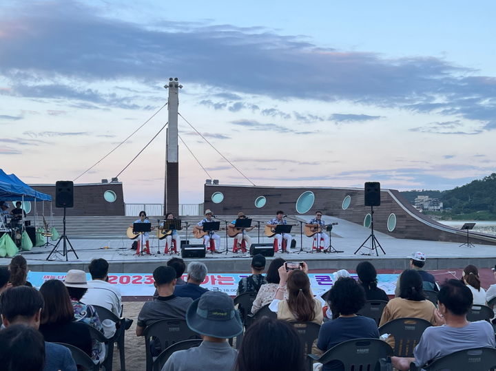 [부산=뉴시스] 지난 8월 11일 일광해수욕장에서 제1회 재능나눔콘서트가 진행되고 있다. (사진=기장군 제공) *재판매 및 DB 금지