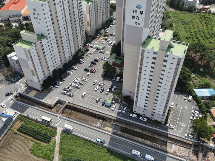 양산시는 감결소하천 인접 아파트 재해예방사업으로 투명홍수방어벽 설치를 완료했다. (사진=양산시 제공)  *재판매 및 DB 금지