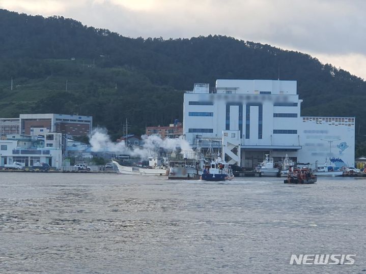 [포항=뉴시스] 안병철 기자 = 지난 4일 경북 경주시 감포항 앞바다에서 승선원 6명을 태운 어선에서 화재가 발생했다. (사진=포항해양경찰서 제공) 2023.09.05. photo@newsis.com