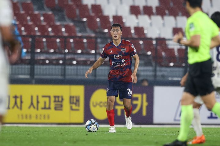 [서울=뉴시스]김천상무_충북청주전 뛰는 원두재. 2023.09.02. (사진=김천상무 제공) *재판매 및 DB 금지