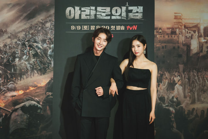 [서울=뉴시스] '아라문의 검' 이준기, 신세경. (사진 = tvN 제공) 2023.09.05. photo@newsis.com *재판매 및 DB 금지
