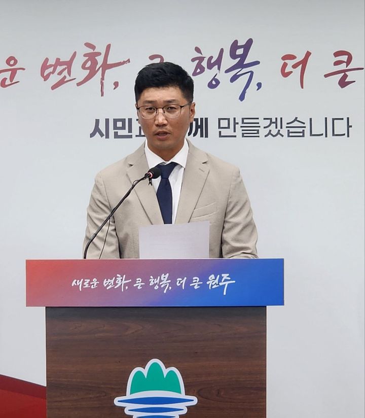 더불어민주당 김혁성 원주시의원이 5일 시청에서 기자회견을 열고 30일 출석징계안 통과 관련 시의회의 결정을 존중한다는 입장을 밝히고 있다. *재판매 및 DB 금지