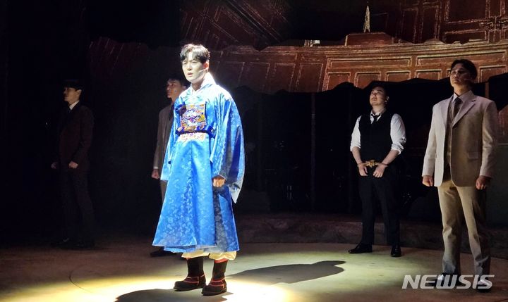 [서울=뉴시스]강진아 기자=뮤지컬 '22년 2개월' 출연 배우들이 5일 서울 종로구 링크아트센터 벅스홀에서 열린 프레스콜에서 시연하고 있다. 2023.09.05. akang@newsis.com