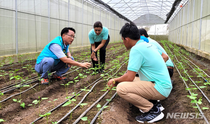 [전주=뉴시스]윤난슬 기자 = 농촌진흥청은 코피아(KOPIA·해외농업기술개발사업) 필리핀센터에서 '채소 시범 마을 시설 인프라 준공식'을 열었다고 5일 밝혔다.(사진=농진청 제공) 