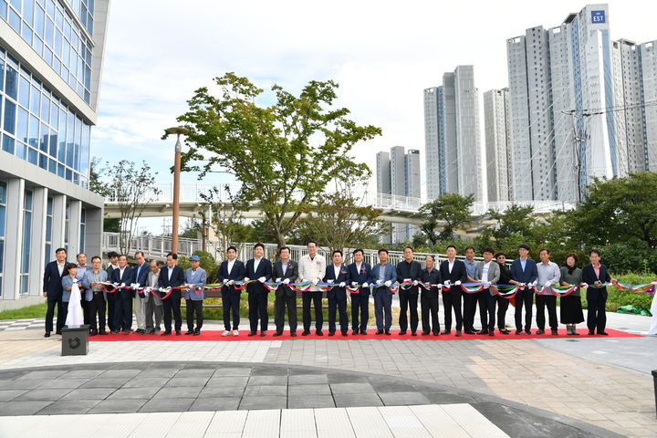 [울산=뉴시스] 박수지 기자 =울산시 울주군이 5일 서울주문화센터 광장에서 삼남읍과 언양읍을 연결하는 KTX 인도교 준공식을 개최한 가운데 이순걸 울주군수와 울주군의회 김영철 의장 및 시군의원 등 참석자들이 테이프 커팅식을 진행하고 있다. 2023.09.05. (사진=울주군 제공) photo@newsis.com *재판매 및 DB 금지