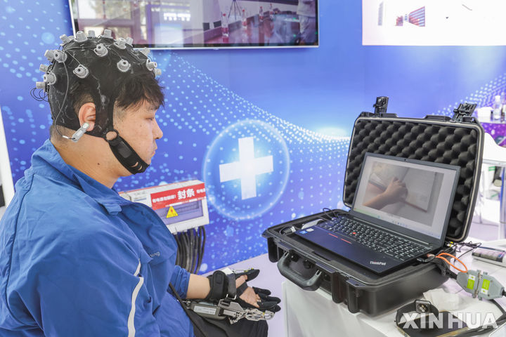 [베이징=신화/뉴시스] 4일(현지시각) 베이징에서 열린 2023 중국 국제 서비스 무역 박람회(CIFTIS)에서 한 방문객이 건강관리 시스템을 테스트하고 있다. 2023.09.04.