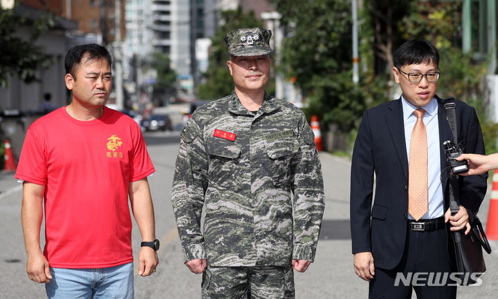 [서울=뉴시스] 김선웅 기자 = 해병대 전 수사단장 박정훈 대령이 5일 서울 용산구 국방부 검찰단에 출석하고 있다. 2023.09.05. mangusta@newsis.com