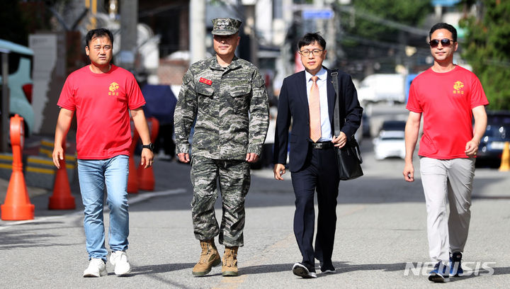 [서울=뉴시스] 김선웅 기자 = 해병대 전 수사단장 박정훈 대령이 5일 서울 용산구 국방부 검찰단에 출석하고 있다. 2023.09.05. mangusta@newsis.com