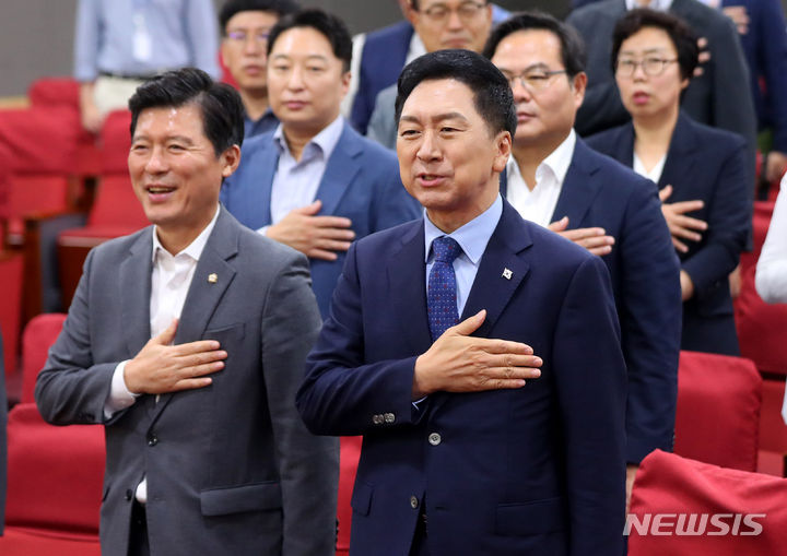 국민의례하는 김기현 국민의힘 대표.  [서울=뉴시스] 추상철 기자 = 김기현 국민의힘 당 대표가 5일 오전 서울 여의도 국회에서 열린 '방위산업 육성과 발전방안을 위한 연속 토론회'에 참석해 국민의례를 하고 있다. 2023.09.05. scchoo@newsis.com