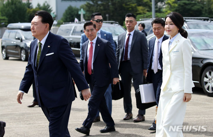 [성남=뉴시스] 전신 기자 = 동아시아국가연합(아세안·ASEAN) 정상회의와 주요20개국(G20) 정상회의 참석차 인도네시아와 인도를 방문하는 윤석열 대통령과 부인 김건희 여사가 5일 경기도 성남 서울공항에 도착해 공군 1호기에 탑승하기 위해 이동하고 있다. 2023.09.05. photo1006@newsis.com