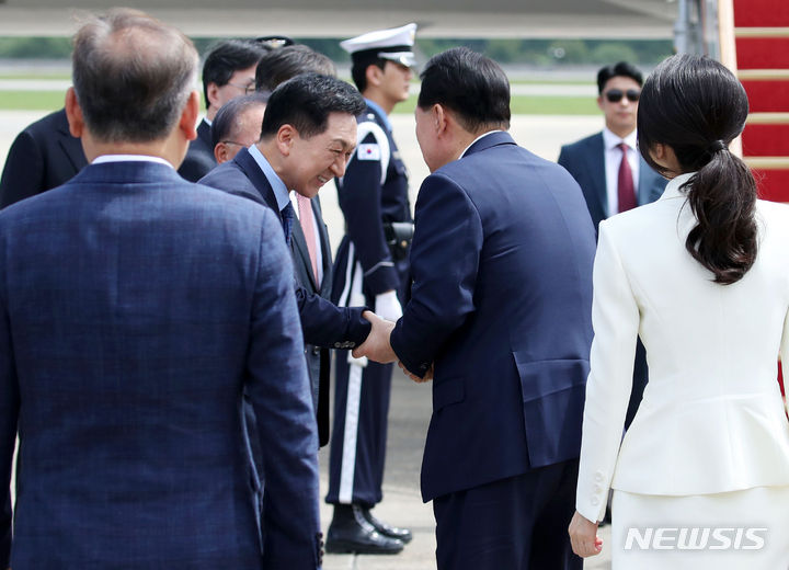 [성남=뉴시스] 전신 기자 = 동아시아국가연합(아세안·ASEAN) 정상회의와 주요20개국(G20) 정상회의 참석차 인도네시아와 인도를 방문하는 윤석열 대통령이 5일 경기도 성남 서울공항에 도착해 공군 1호기 탑승에 앞서 환송 나온 김기현 국민의힘 대표와 인사하고 있다. 2023.09.05. photo1006@newsis.com