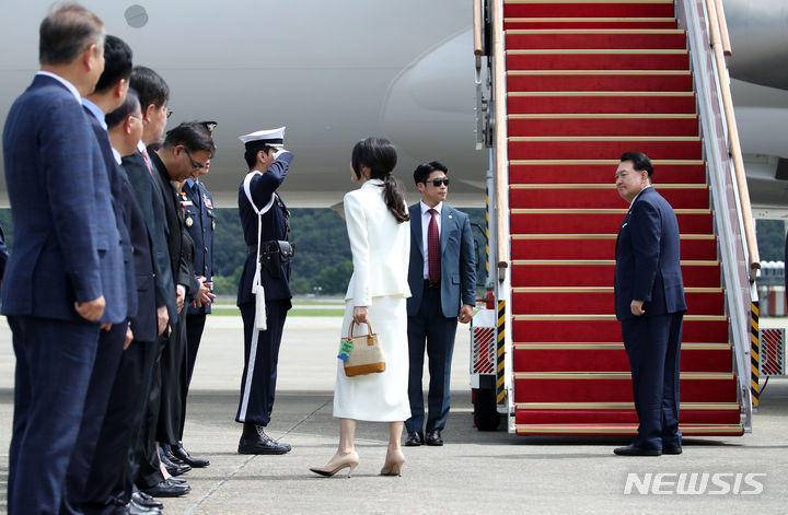 [성남=뉴시스] 전신 기자 = 동아시아국가연합(아세안·ASEAN) 정상회의와 주요20개국(G20) 정상회의 참석차 인도네시아와 인도를 방문하는 윤석열 대통령과 부인 김건희 여사가 5일 경기도 성남 서울공항에 도착해 공군 1호기 탑승에 앞서 환송인사들과 인사하고 있다. 2023.09.05. photo1006@newsis.com