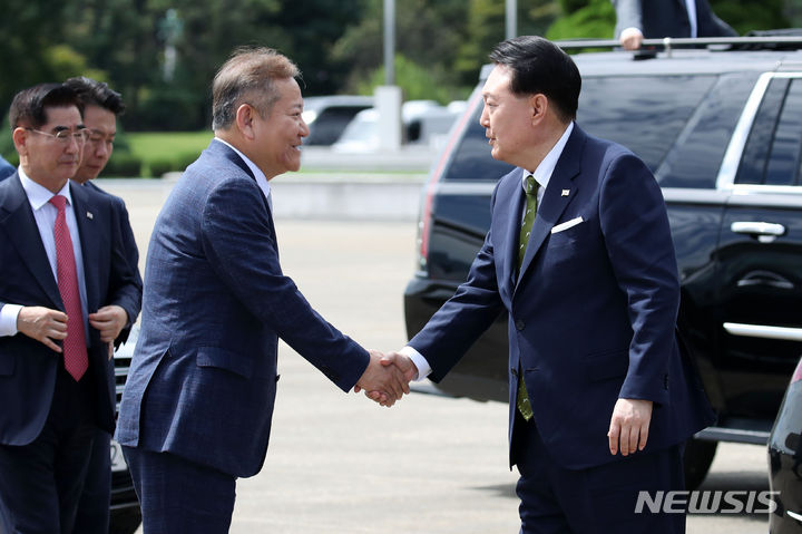 [성남=뉴시스] 전신 기자 = 동아시아국가연합(아세안·ASEAN) 정상회의와 주요20개국(G20) 정상회의 참석차 인도네시아와 인도를 방문하는 윤석열 대통령이 5일 경기도 성남 서울공항에 도착해 공군 1호기 탑승에 앞서 환송 나온 이상민 행정안전부 장관과 인사하고 있다. 2023.09.05. photo1006@newsis.com