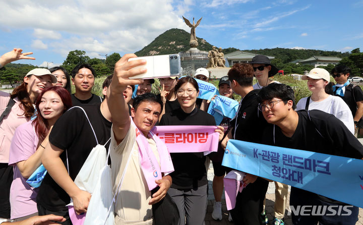 [서울=뉴시스] 최진석 기자 = 지난해 9월 '청와대 K-클라이밍' 행사를 위해 서울 종로구 청와대 사랑채 앞마당을 찾은 장미란(앞줄 가운데) 문화체육관광부 제2차관.(자료사진) 2023.09.05. myjs@newsis.com