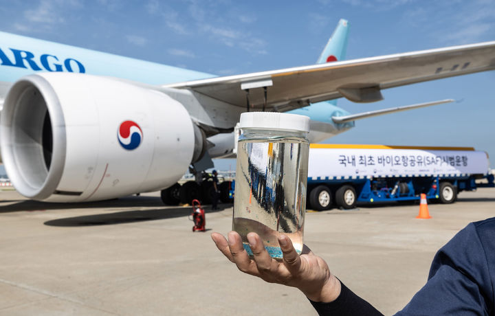 [서울=뉴시스] 대한항공은 5일 인천국제공항에서 GS칼텍스와 함께 바이오항공유(Sustainable Aviation Fuel) 실증 운항기념식을 개최했다. 사진은 급유된 바이오항공유(SAF). (사진=대한항공 제공) 2023.09.05. photo@newsis.com *재판매 및 DB 금지