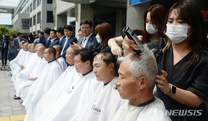 [전주=뉴시스] 김얼 기자 = '전북도의회 새만금 SOC 예산삭감 반대 삭발 투쟁'이 열린 5일 전북 전주시 전북도의회 앞에서 전북도의원들이 결의를 다지며 삭발하고 있다. 2023.09.05. pmkeul@nwsis.com