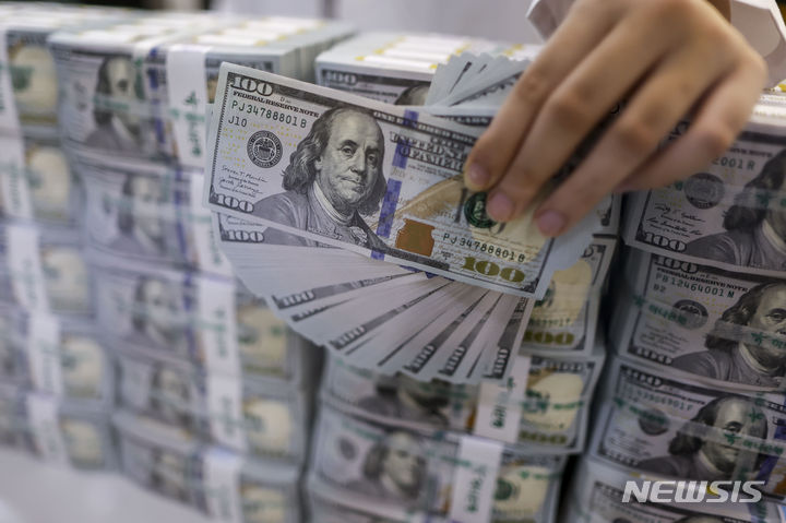 [서울=뉴시스] 정병혁 기자 = 우리나라 외환보유액이 강달러 현상과 원화 가치 하락에 따른 환율 방어 등으로 인해 석 달 만에 감소했다. '2023년 8월 말 외환보유액'에 따르면 지난달 말 기준 외환보유액은 4183억 달러로 전월말 (4218억 달러) 보다 35억 달러 줄어들었다. 이는 5월말 이후 3개월 만에 감소 전환이다. 5일 서울 중구 하나은행 위변조대응센터에서 직원이 달러화를 정리하고 있다. 2023.09.05. jhope@newsis.com