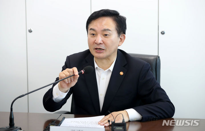 [서울=뉴시스] 김선웅 기자 = 원희룡 국토교통부 장관이 5일 서울 용산구 한국인터넷광고재단 부동산광고시장감시센터에서 관리비 투명화 방안 추진상황 점검 및 중개플랫폼의 개선서비스 확인 등을 논의하는 소규모주택 관리비 투명화 방안 이행상황 점검회의에 참석해 모두발언을 하고 있다. 2023.09.05. mangusta@newsis.com