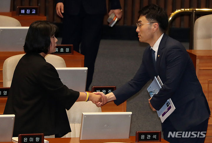 [서울=뉴시스] 이영환 기자 = 윤미향 무소속 의원과 김남국 무소속 의원이 5일 오후 서울 여의도 국회 본회의장에서 열린 제410회국회(정기회) 제2차 본회의 정치 분야 대정부 질문에서 인사를 나누고 있다. 2023.09.05. 20hwan@newsis.com