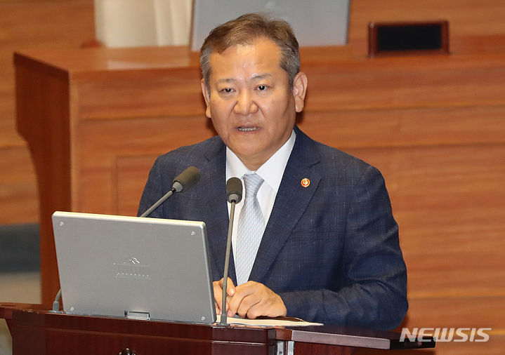 [서울=뉴시스] 이영환 기자 = 이상민 행정안전부 장관이 지난 5일 오후 서울 여의도 국회 본회의장에서 열린 제410회국회(정기회) 제2차 본회의 정치 분야 대정부 질문에서 권성동 국민의힘 의원의 질문에 답하고 있는 모습. 2023.09.05. 20hwan@newsis.com