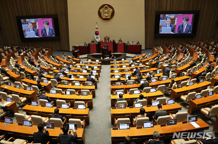 제410회 국회(정기회) 제2차 본회의 정치 분야 대정부질문.  [서울=뉴시스] 고범준 기자 = 권성동 국민의힘 의원이 5일 오후 서울 여의도 국회 본회의장에서 열린 제410회국회(정기회) 제2차 본회의 정치 분야 대정부 질문에서 김영호 통일부 장관에게 질의하고 있다. 2023.09.05. bjko@newsis.com