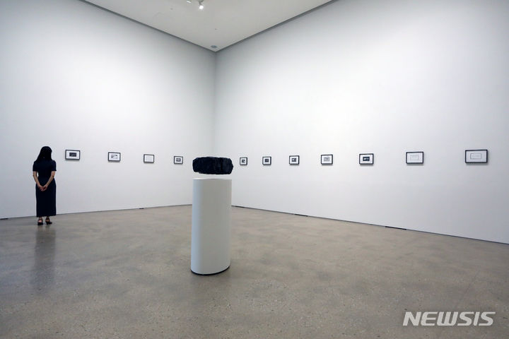 [서울=뉴시스] 박진희 기자 = PKM 갤러리는 2024년 제60회 베니스 비엔날레 한국관 단독 작가로 선정된 구정아 작가의 개인전 '공중부양' 개최를 앞둔 5일 서울 종로구 PKM 갤러리에서 언론간담회를 갖고 작가의 주요 작품을 소개하고 있다. 2023.09.05. pak7130@newsis.com