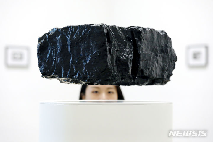 [서울=뉴시스] 박진희 기자 = PKM 갤러리는 2024년 제60회 베니스 비엔날레 한국관 단독 작가로 선정된 구정아 작가의 개인전 '공중부양' 개최를 앞둔 5일 서울 종로구 PKM 갤러리에서 언론간담회를 갖고 작가의 주요 작품을 소개하고 있다. 2023.09.05. pak7130@newsis.com