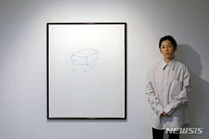 [서울=뉴시스] 박진희 기자 = 2024년 제60회 베니스 비엔날레 한국관 단독 작가로 선정된 구정아 작가가 5일 서울 종로구 PKM 갤러리에서 개인전 '공중부양' 언론간담회에 참석하여 사진 촬영을 하고 있다. 2023.09.05. pak7130@newsis.com