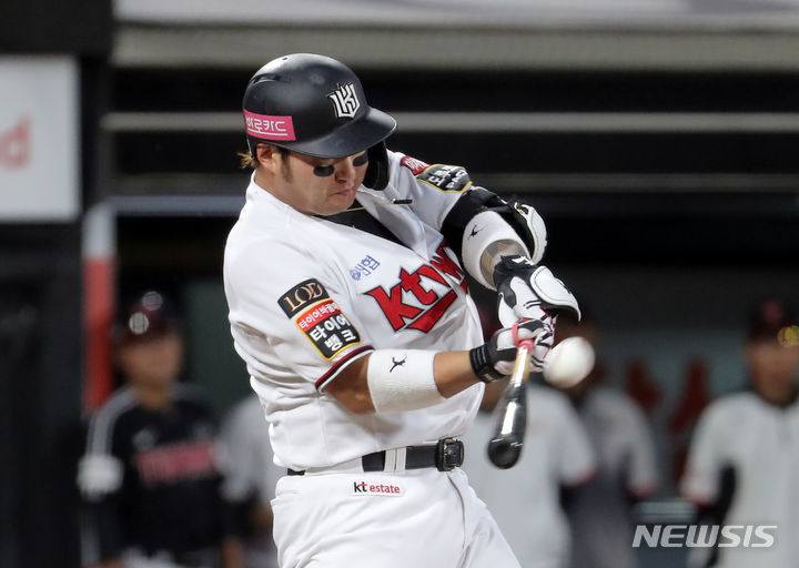 [수원=뉴시스] 김금보 기자 = 5일 경기 수원 KT위즈파크에서 열린 2023 프로야구 LG 트윈스 대 KT 위즈의 경기, 2회말 KT 선두타자 박병호가 솔로 홈런을 치고 있다. 2023.09.05. kgb@newsis.com